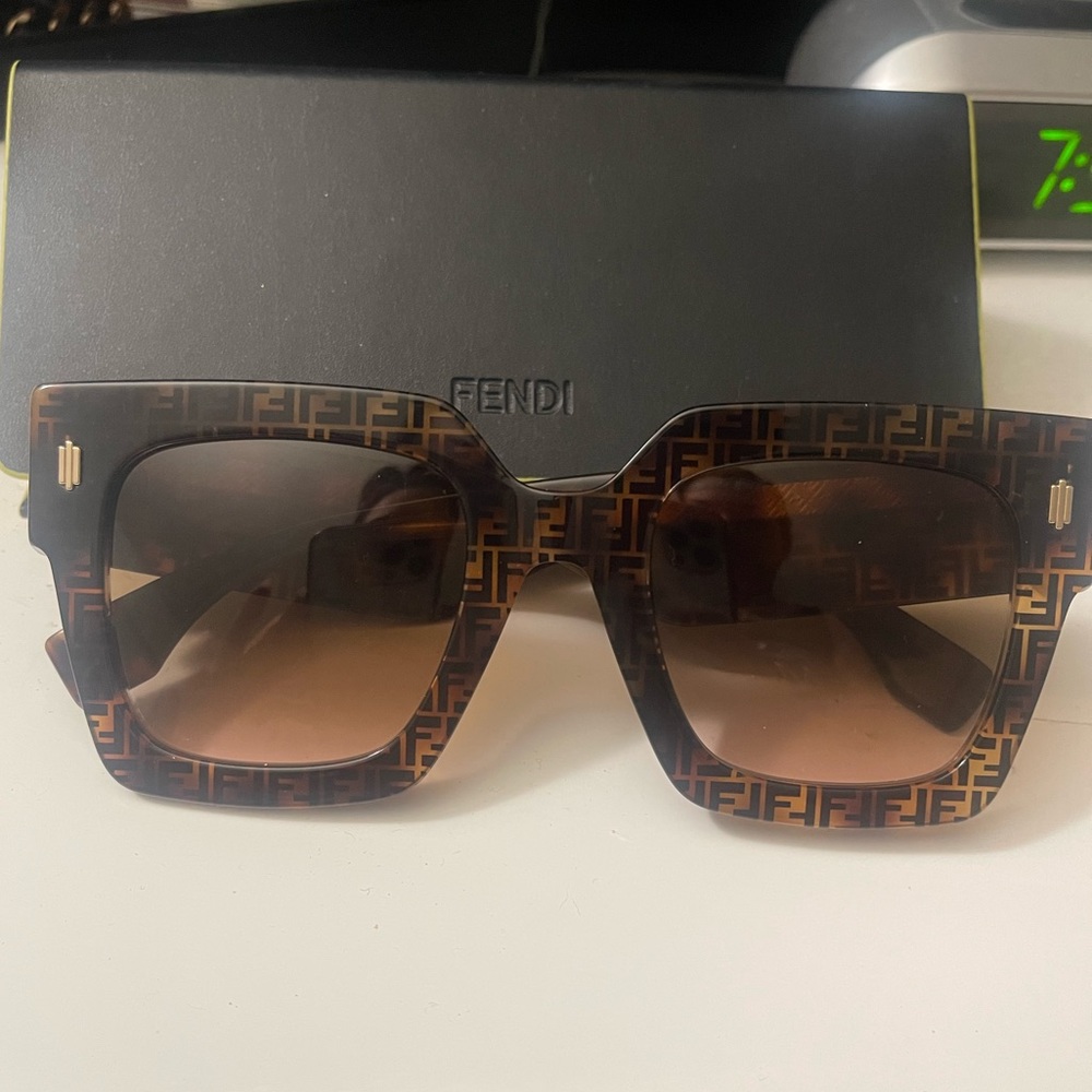 Fendi logo sunglasses
